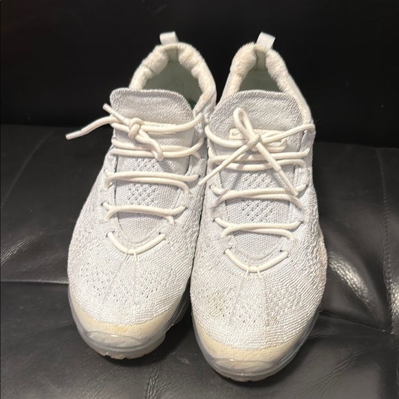 Nike White Athletic Shoes with Cushioned Midsole